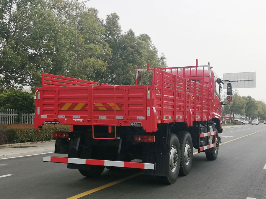 六驅210馬力越野載貨車