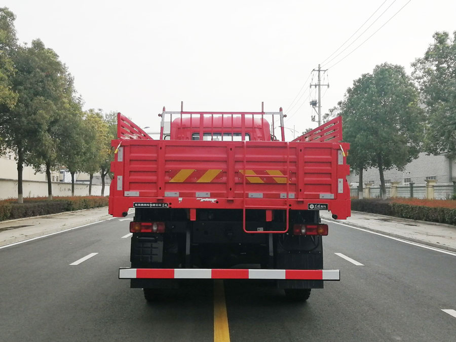 六驅210馬力越野載貨車