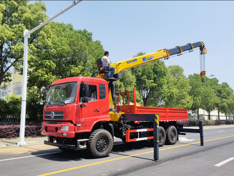 東風六驅(qū)260馬力-越野隨車吊