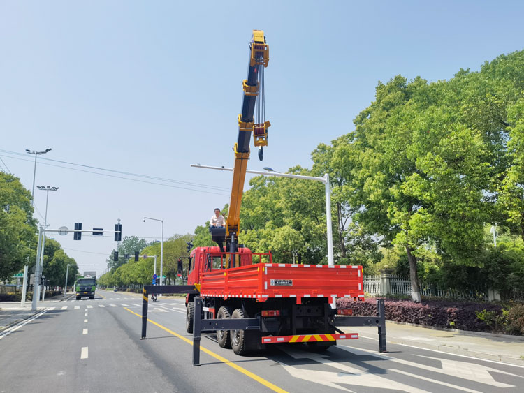 東風六驅(qū)260馬力-越野隨車吊